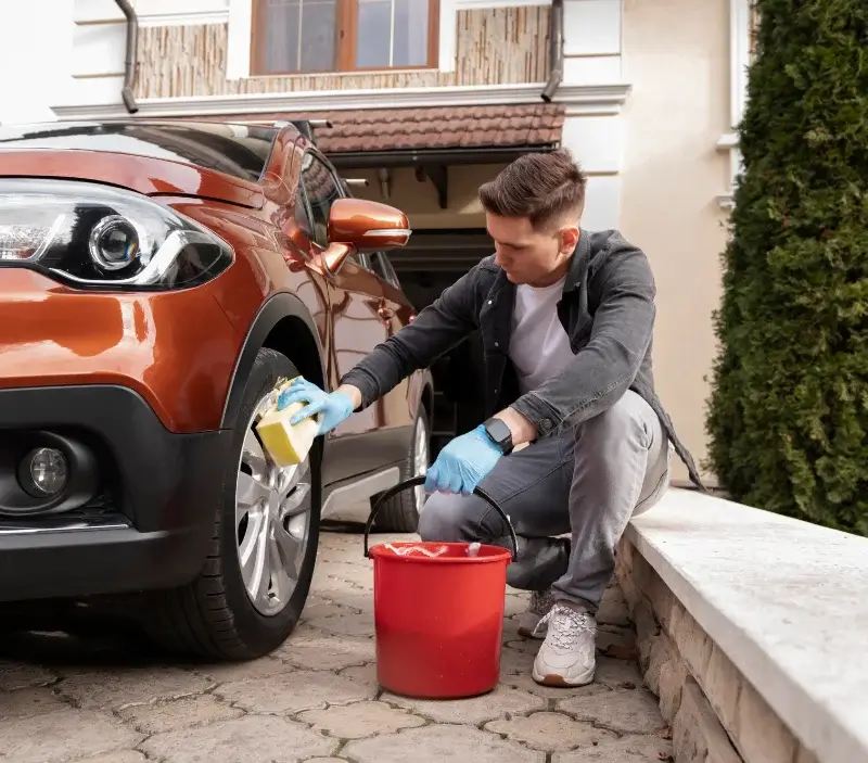 Lavage auto à domicile Pays de Belvès : professionnel intervenant sur un véhicule